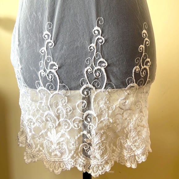 Linda Lingerie White Lace Plunge V Slip Sz S EUC - Picture 3 of 10